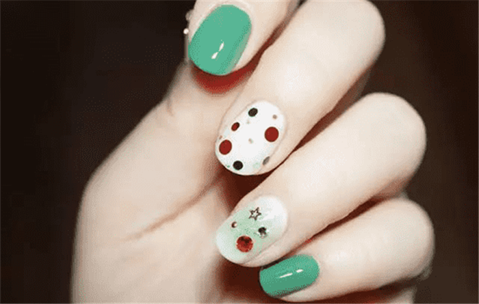 南寧美甲學(xué)校：清新簡約亮片美甲教程