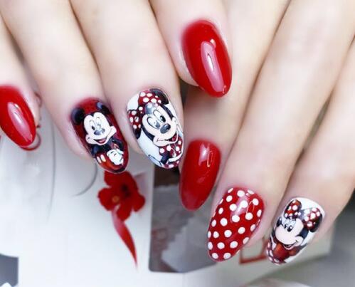 南寧美甲學(xué)校：指甲有劃痕怎么辦？