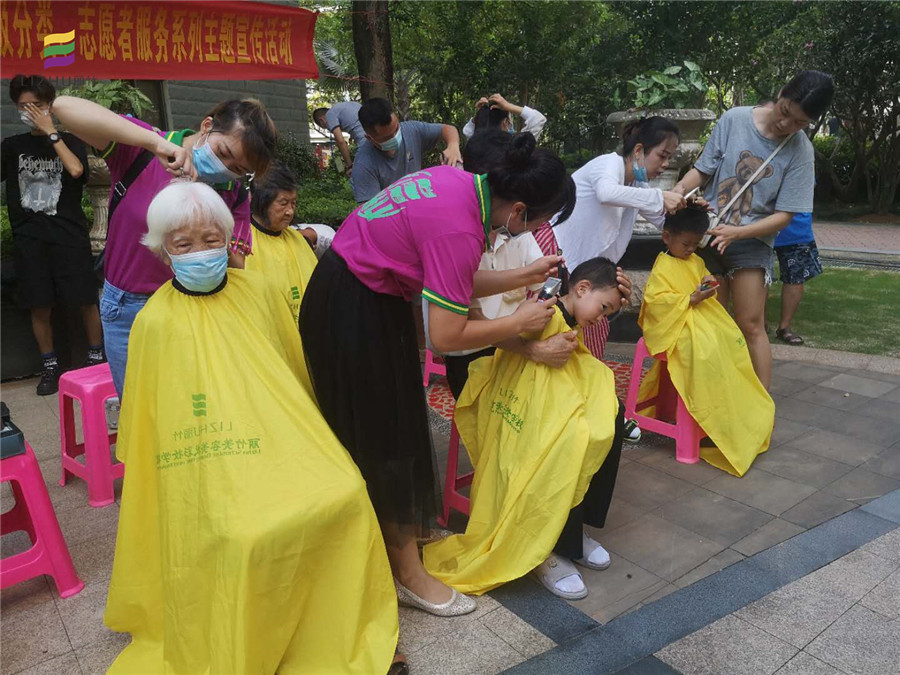 學(xué)員剪發(fā)熱情與高溫酷暑大比拼