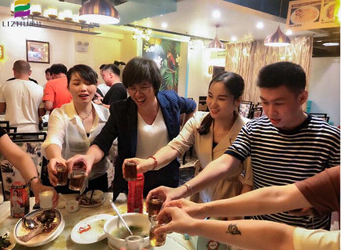 麗竹學(xué)校全體教職工，相親相愛一家人