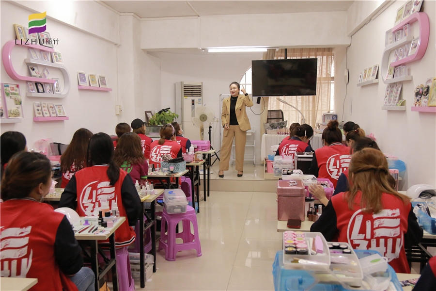 吶！麗竹學(xué)校美甲班的就業(yè)宣講來啦