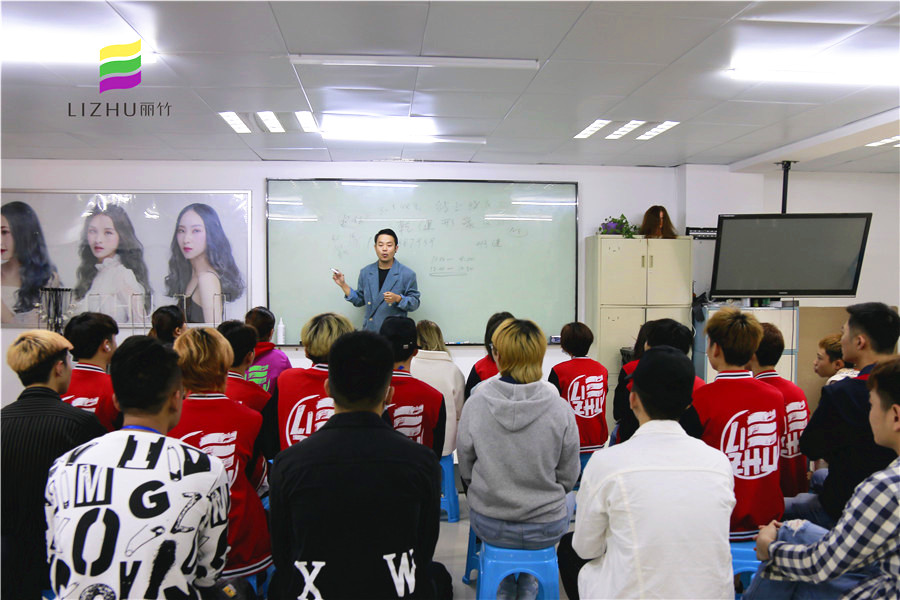 南寧美發(fā)師培訓(xùn)班就業(yè)宣講會：乾健·形象設(shè)計(jì)沙龍專場