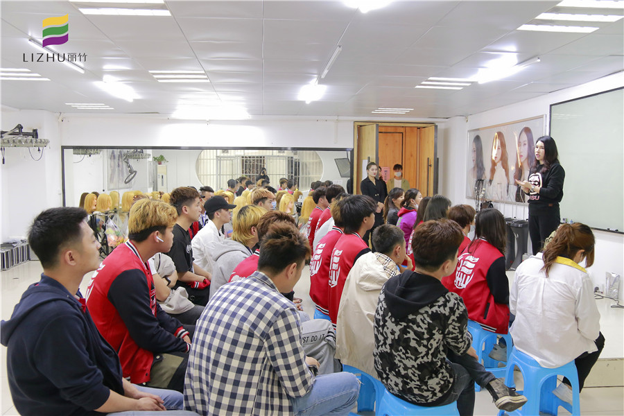 來廣西南寧美發(fā)學(xué)校學(xué)技能，就業(yè)有保障