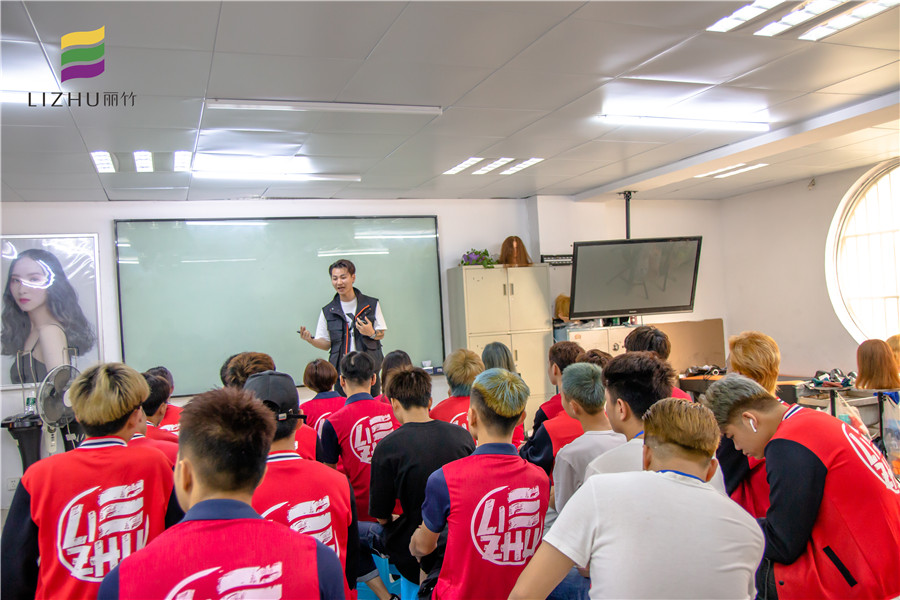 南寧學(xué)美發(fā)好就業(yè)嗎？來麗竹學(xué)?？纯淳椭懒?>
								
								<span id=