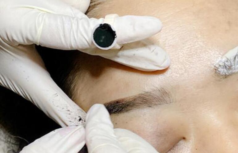 紋繡完成發(fā)現(xiàn)眉型細(xì)節(jié)不好怎么辦？廣西紋繡學(xué)校來幫你