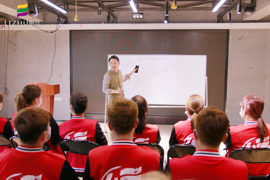 乾健·形象設(shè)計(jì)沙龍招人啦！廣西美發(fā)學(xué)校為你解決就業(yè)之憂