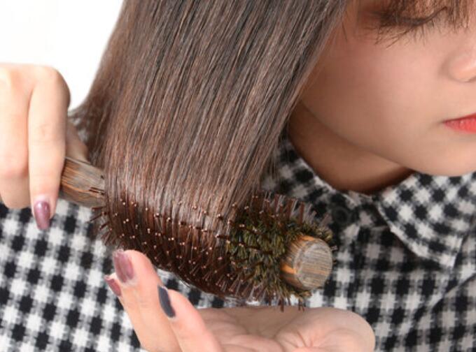 如何快速清理卷發(fā)梳上的頭發(fā)？廣西美發(fā)培訓(xùn)班教你