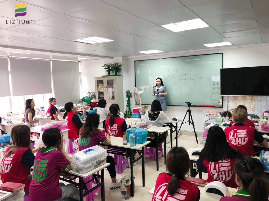 南寧學(xué)美甲好就業(yè)嗎？看看我們翌航美甲店就業(yè)專場吧