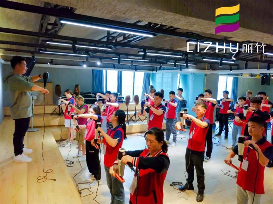 美發(fā)吹風(fēng)造型教程，廣西師資強(qiáng)的美發(fā)學(xué)校找到了