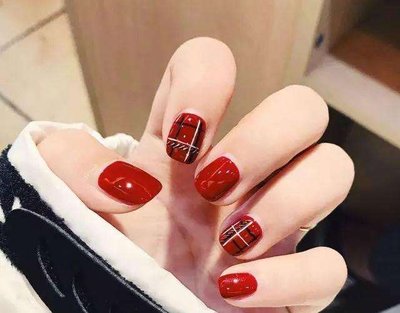 指甲指甲劈了怎么辦？南寧美甲學校教你解決辦法