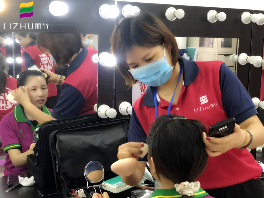 廣西美妝學(xué)校辯證：化妝對(duì)皮膚的傷害很大嗎？