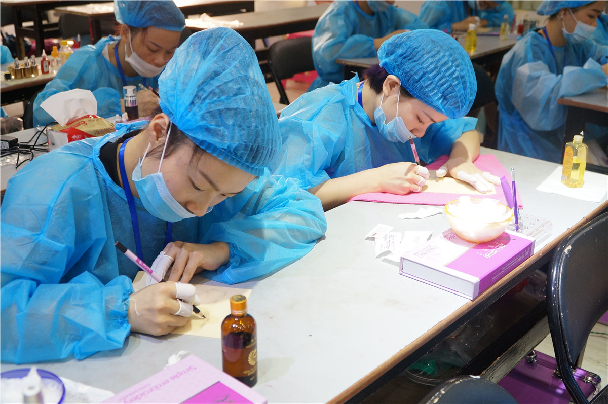 紋眉師是怎么養(yǎng)成的？南寧紋眉培訓學校告訴你