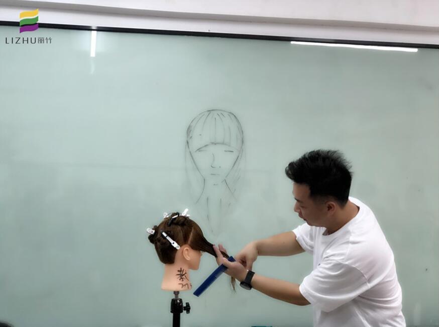 南寧專業(yè)美發(fā)學(xué)校叫你千萬別剪齊劉海