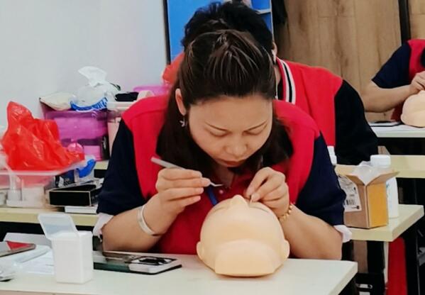 南寧專業(yè)美睫培訓(xùn)學(xué)校：學(xué)美睫有前途嗎？