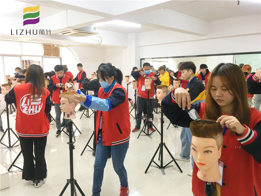 剪平頭的流程？南寧美發(fā)培訓機構總結好了