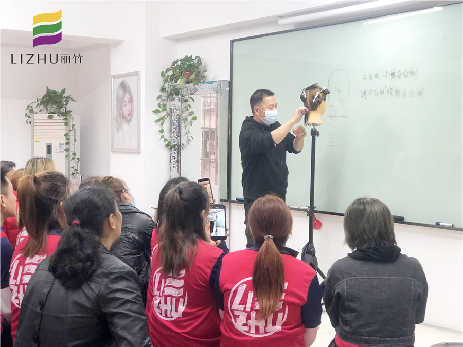 廣西專業(yè)美發(fā)學校教你如何自己理發(fā)