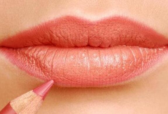 學(xué)畫(huà)唇線的方法，就知道廣西化妝學(xué)校哪家正規(guī)