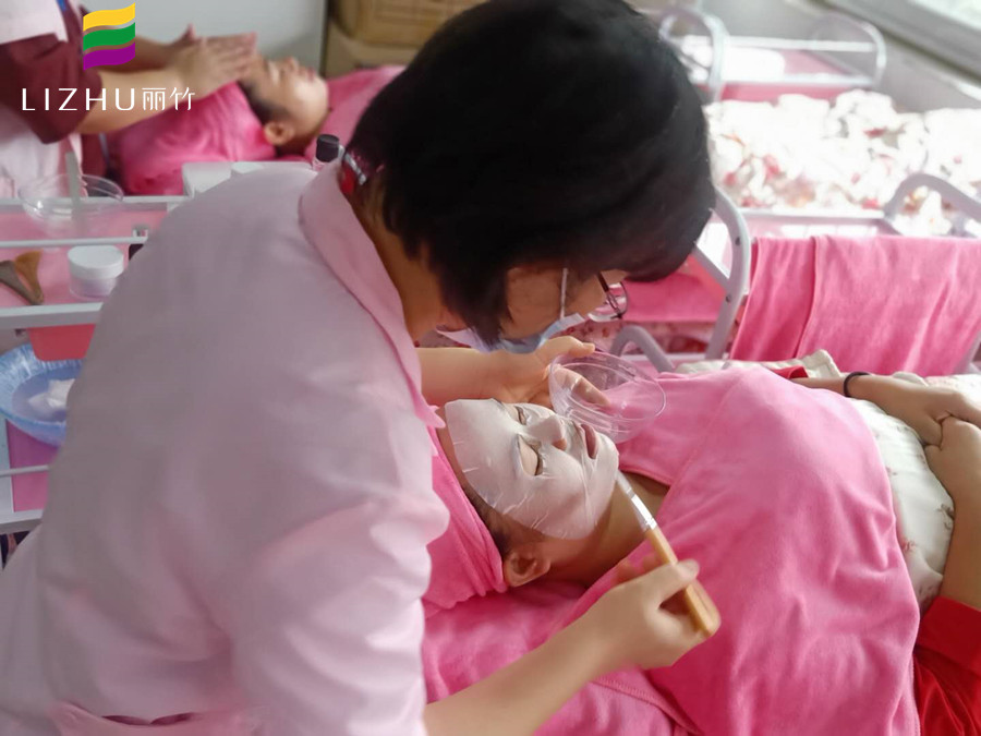 秋季皮膚如何補(bǔ)水？麗竹美容學(xué)校分享技巧