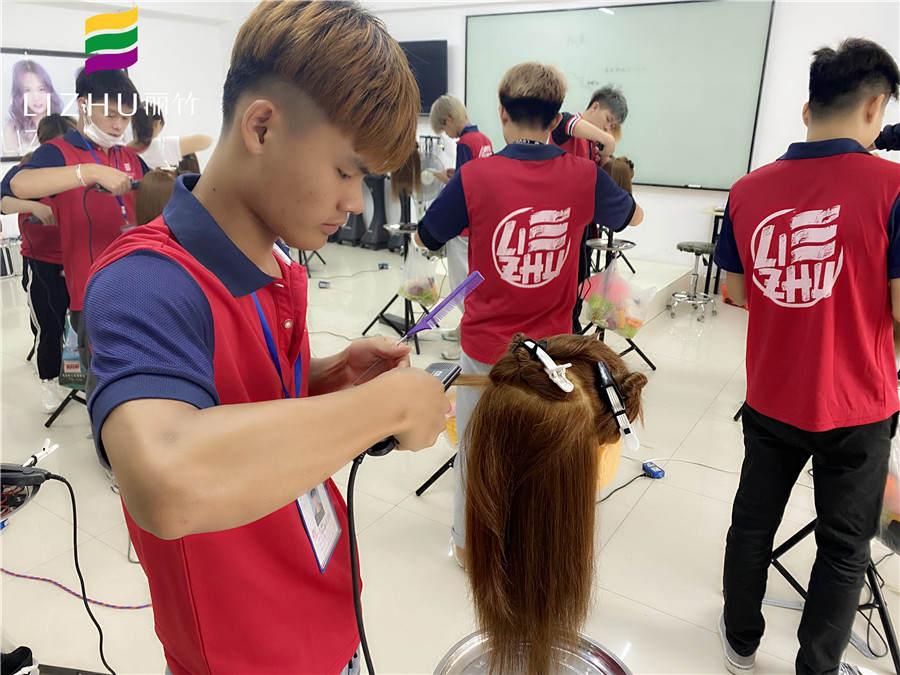 學直板夾使用技巧，就來廣西教美發(fā)的學校