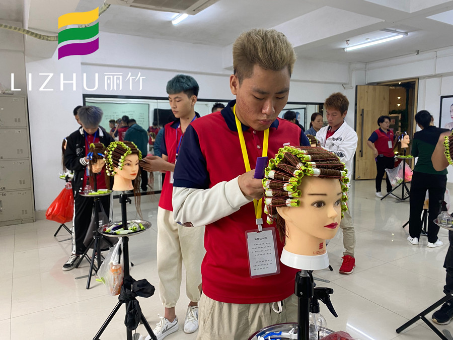 怎樣燙出彈性的波浪卷發(fā)？南寧美發(fā)課堂教你