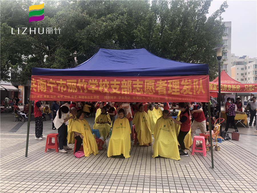 南寧美發(fā)學(xué)校義務(wù)剪發(fā)，公益之行風(fēng)雨無阻