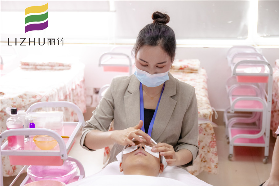 不傷皮膚的卸妝方法，廣西美容培訓(xùn)中分給你