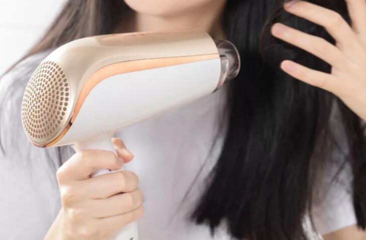 吹風機吹發(fā)型的技巧，廣西培訓美發(fā)學校教你