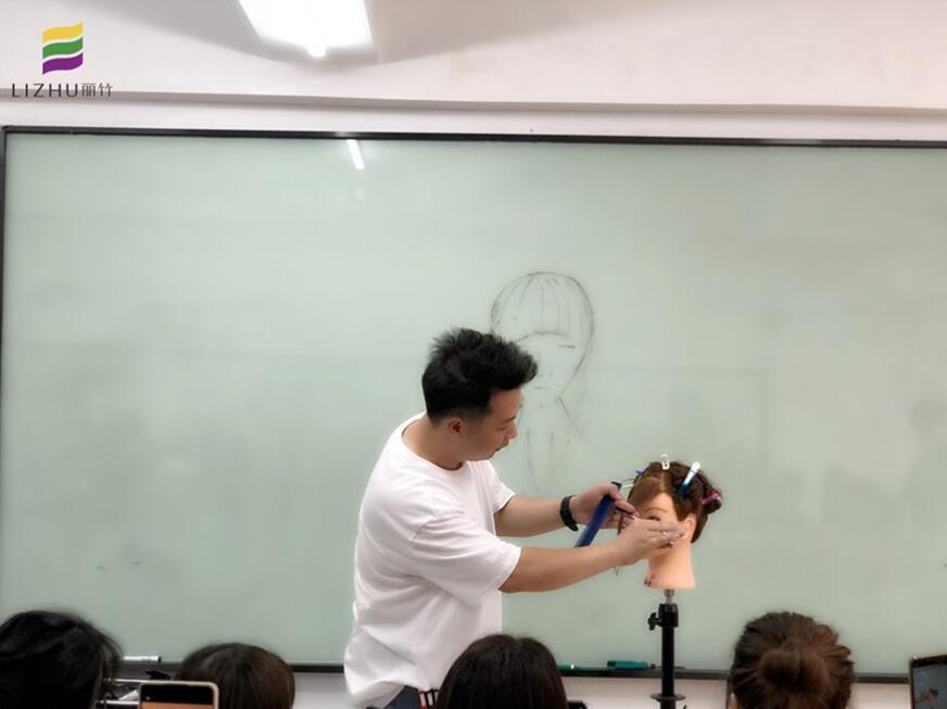 劉海出油怎么解決？南寧教理發(fā)的學校教你方法