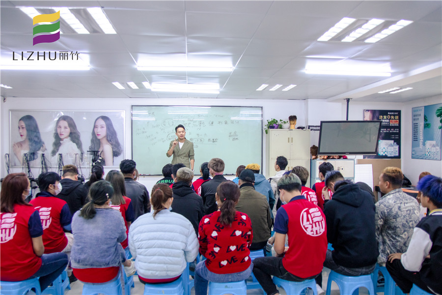 乾健·形象設計就業(yè)宣講會走進南寧美發(fā)學校