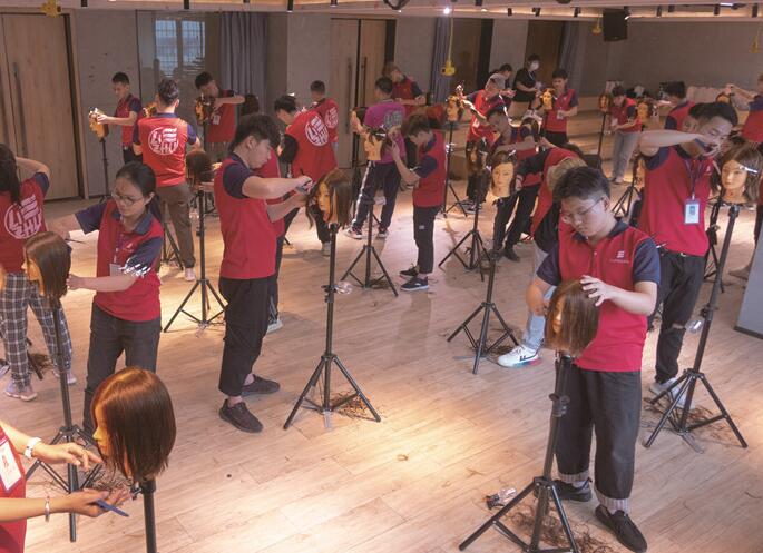 美發(fā)實操剪發(fā)常用手法，南寧美發(fā)基礎班學員正在練習