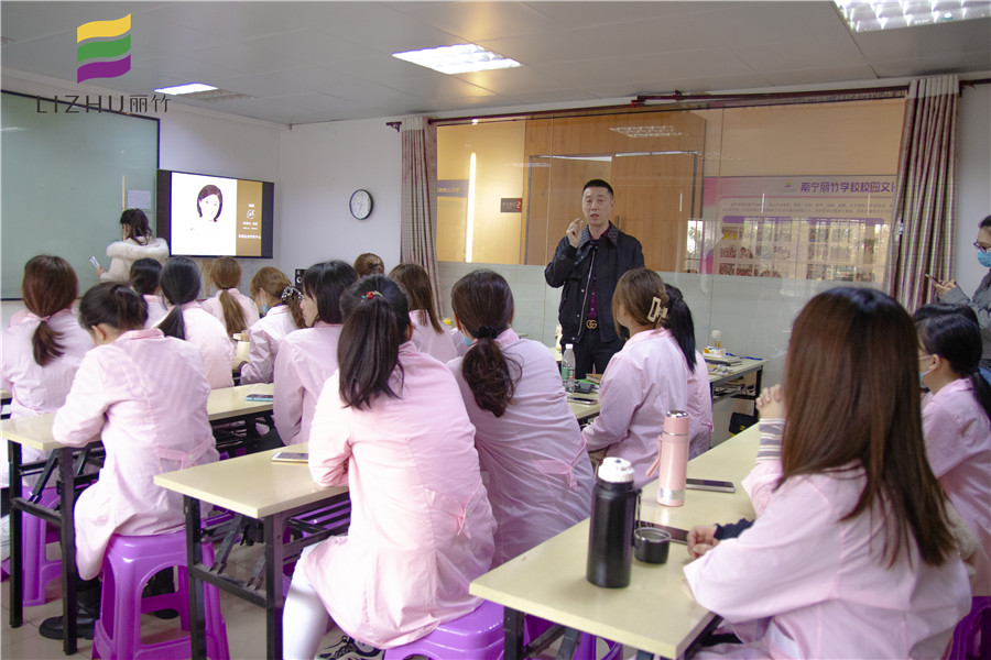 南寧哪家美容學(xué)校好就業(yè)？麗竹就邀請(qǐng)你參加美容就業(yè)宣講會(huì)