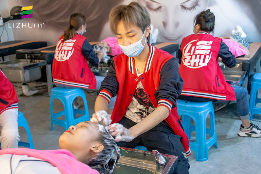 如何應對頭發(fā)干枯毛躁？廣西美發(fā)護發(fā)技巧