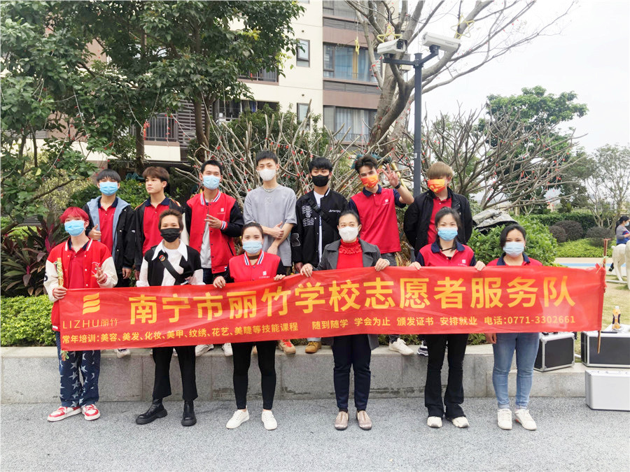 南寧美發(fā)學(xué)校小區(qū)理發(fā)，積極發(fā)揚(yáng)“雷鋒精神”