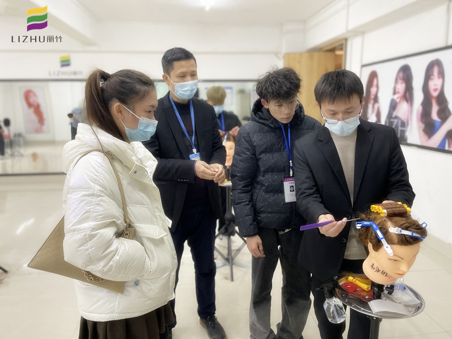  南寧教燙發(fā)：燙發(fā)時(shí)如何判斷發(fā)質(zhì)狀況？