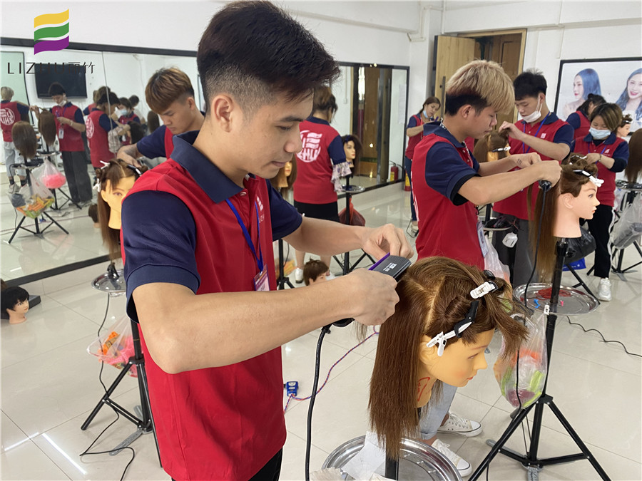 直板夾的使用教程，廣西學(xué)燙發(fā)技術(shù)的學(xué)校知識(shí)分享