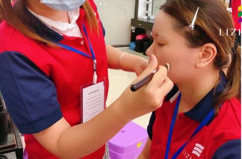 粉底刷海綿的區(qū)別，廣西化妝基礎(chǔ)教學(xué)