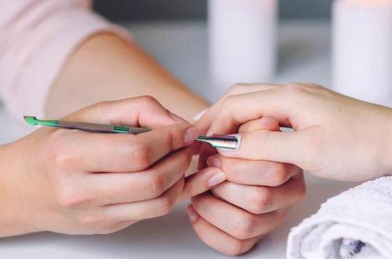 半貼甲片怎么卸？廣西專業(yè)美甲培訓機構(gòu)教你