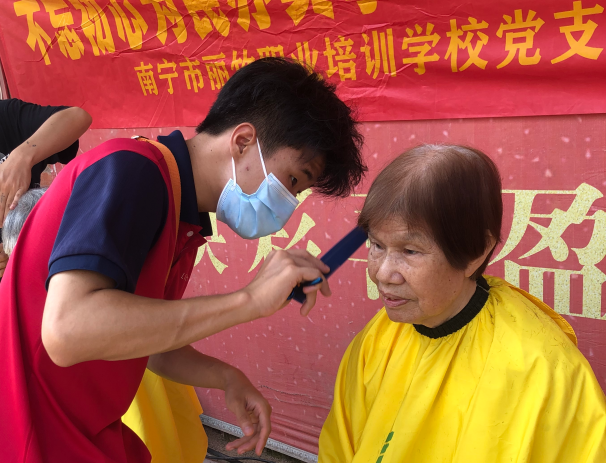 麗竹美發(fā)社會實(shí)踐活動-南鷹苑小區(qū)理發(fā)