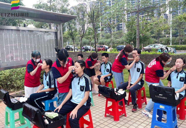 化妝實(shí)踐報(bào)告-麗竹學(xué)?；瘖y專業(yè)為南寧市三中提供化妝服務(wù)