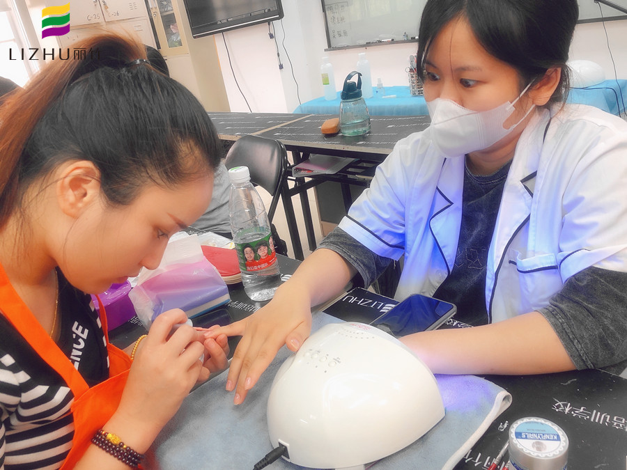 美甲基礎(chǔ)知識(shí)內(nèi)容：指甲油干了怎么辦？