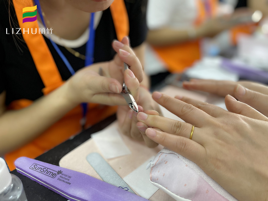 指甲剪太短疼怎么辦？廣西美甲正規(guī)學(xué)校告訴你