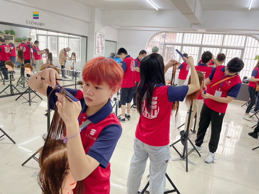 你適合剪齊劉海嗎？南寧剪發(fā)職業(yè)學(xué)校為你詳解