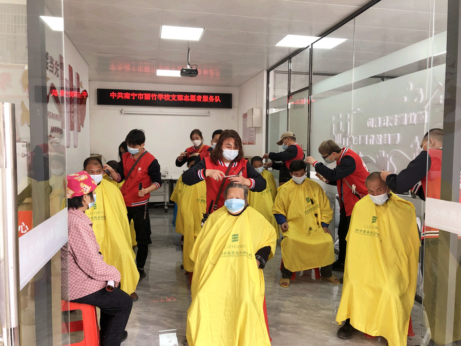 南寧美發(fā)學(xué)校外出理發(fā)活動，你煥然一新過大年