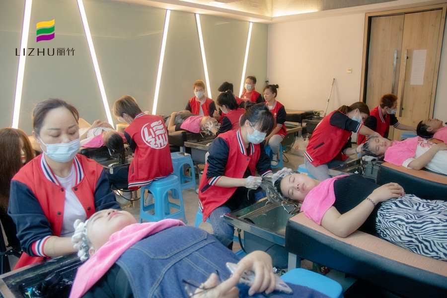 廣西老牌美業(yè)培訓學校告訴你燙過的頭發(fā)怎么剪好看？