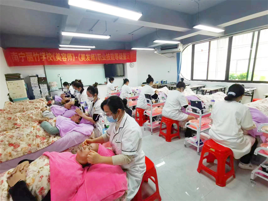 全員通過！廣西南寧美容師美發(fā)師考證班