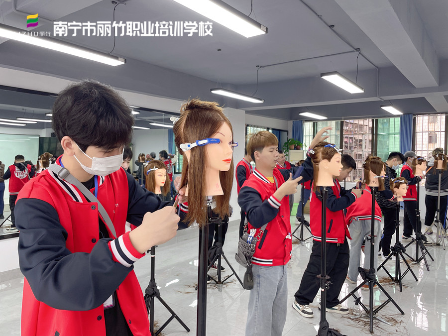 發(fā)型剪出層次感的技巧，南寧美發(fā)師培訓(xùn)課程