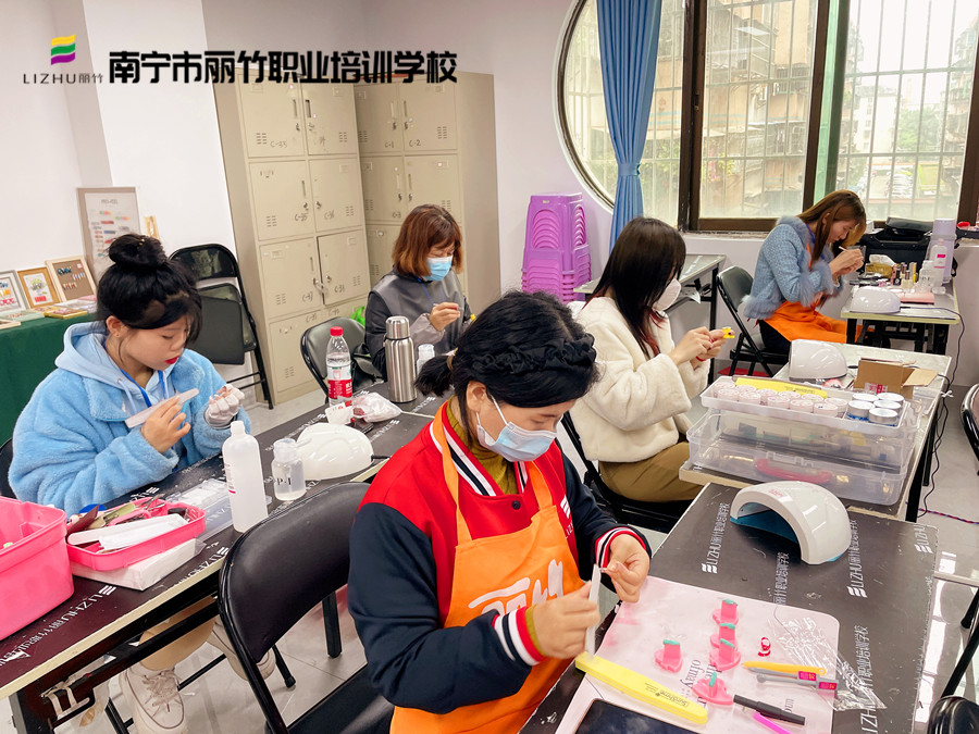 廣西美甲基礎內(nèi)容：經(jīng)常做美甲手會變黑嗎？