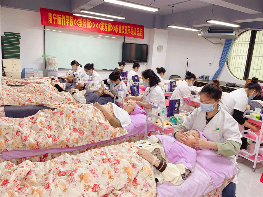 南寧美容師考證-麗竹學(xué)校美容專場落幕