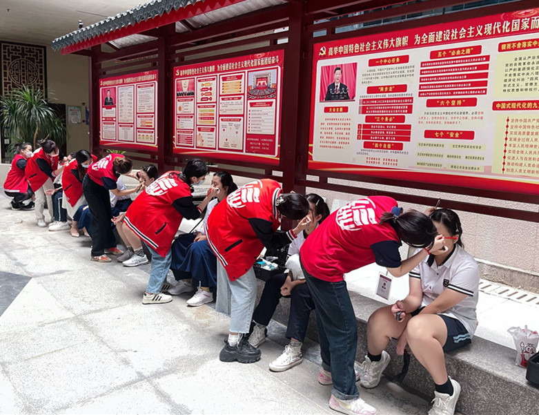 南寧化妝實(shí)踐課，為南寧十四中同學(xué)提供化妝服務(wù)