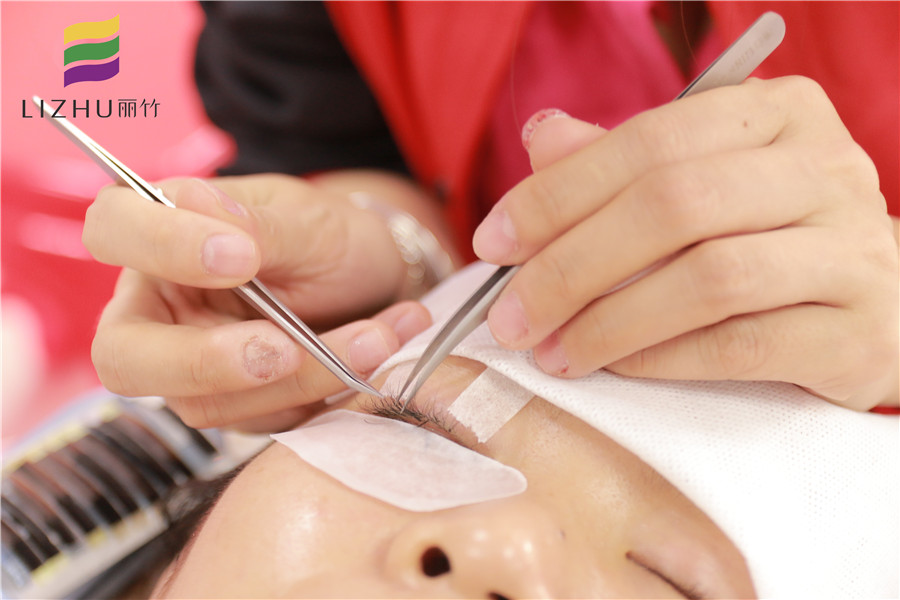 南寧紋繡學(xué)校：美睫工具使用技巧